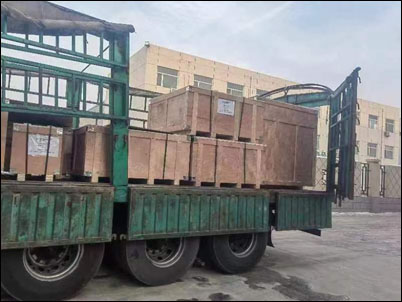 Slurry pump spare parts are loaded into the truck and delivered for use